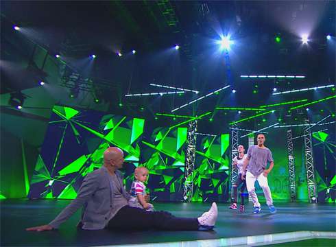 Дружинину пришлось оценивать номер и нянчиться с ребенком одновременно