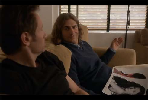 В этом кадре герой держит фотографию русской модели Виктории Снисаренко