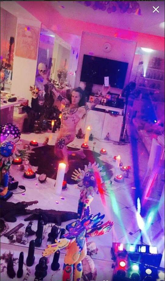 По словам фигуристка актер изменился после того, как увлекся эзотерикой