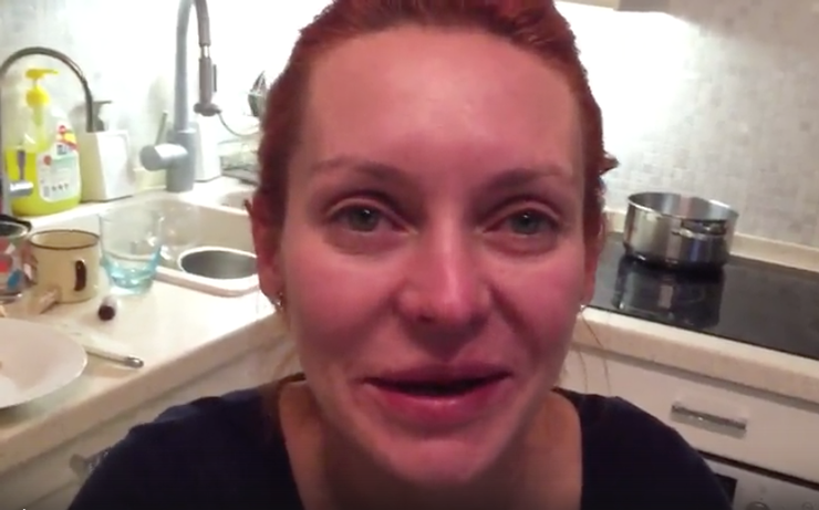 Кадр из опубликованного видео. Марина Анисина со слезами слушает мужа