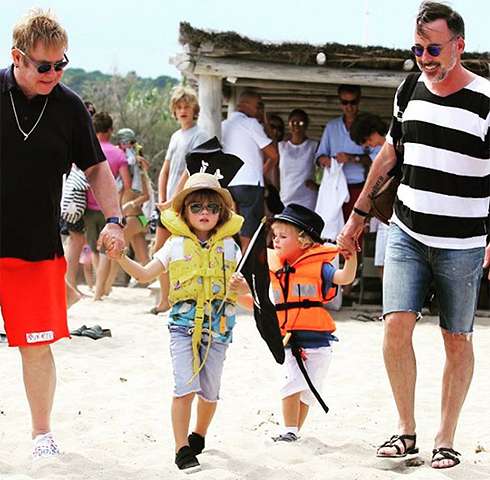 Элтон Джон и Дэвид Ферниш со своими сыновьями Закари и Элайджей