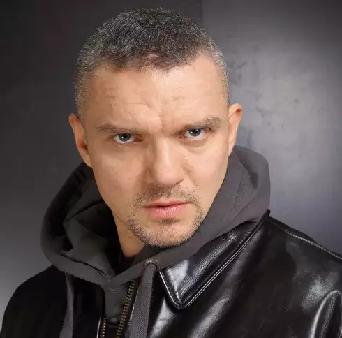 Белдіктері бар шұлықтардағы жетілген әйелдер