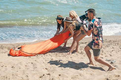 Молодой солист «Иванушек» Кирилл Туриченко отлично подошел для роли того, кого пытаются украсть «фабрикантки» Молодой солист «Иванушек» Кирилл Туриченко отлично подошел для роли того, кого пытаются украсть «фабрикантки»