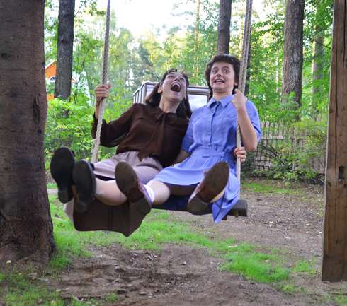 По сюжету семья академика Колокольцева живет на даче под Ленинградом