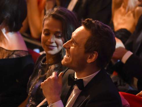 Актер не рассказывает в подробностях о своих любовных приключениях. Известно, что у него были длительные отношения с Алисией Викандер