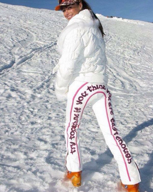  Оксана Федорова радует лыжников мужского пола своими озорными костюмами