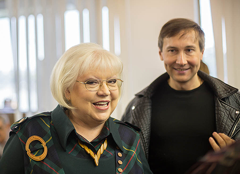 Звезды устроили в Петербурге уличное «караоке»