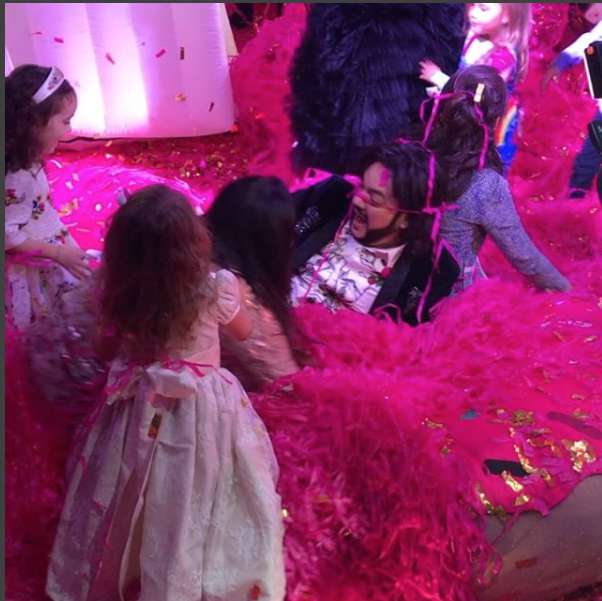 На празднике была детская дискотека с конфетти, на которой от души веселились и взрослые