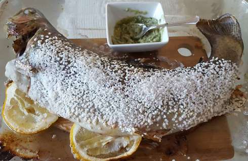 Перед подачей на стол снимите соленую корку