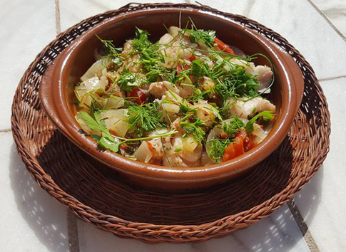 Рыба с помидорами, лимоном и белым вином