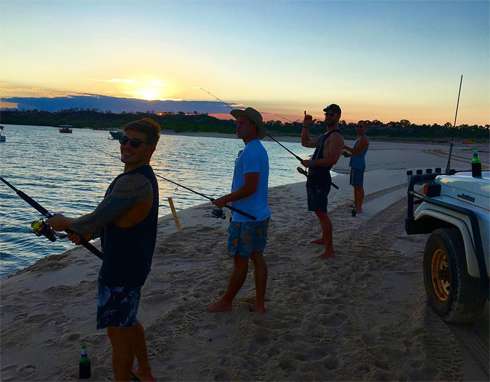 Крис Хемсворт любит порыбачить с друзьями