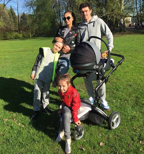 Юрий и Инна Жирковы с детьми