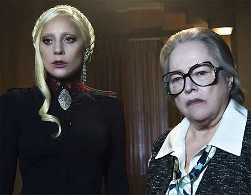 Леди Гага и Кэти Бейтс на съемках сериала «Американская история ужасов: Отель»