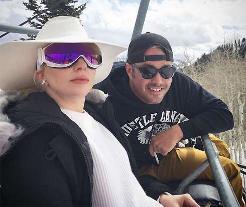 Леди Гага и Тейлор Кинни не спешат регистрировать свои отношения