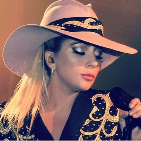 Леди Гага снова снялась топлес