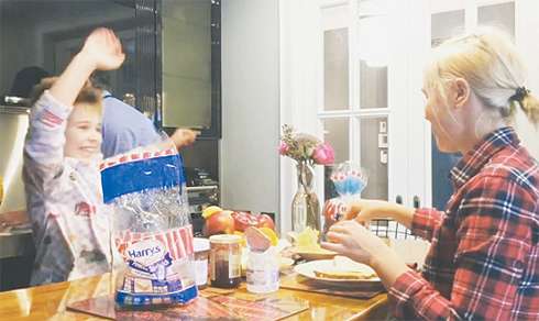 Полина Гагарина с сыном за завтраком