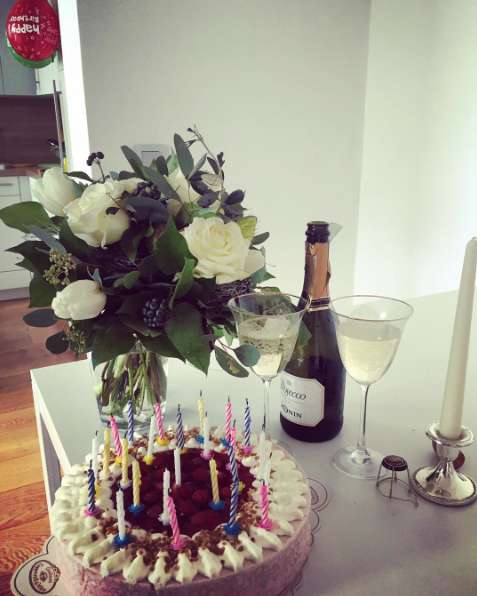 Андрей сам составил букет из белых роз Андрей сам составил букет из белых роз