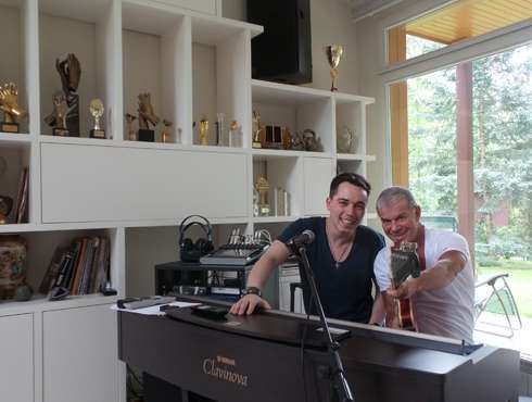 С тех пор как музыка стала для Родиона Газманова главным интересом в жизни, частым встречам отца и сына иногда мешают гастрольные графики. Но когда два артиста все же встречаются, тем для раз-говоров у них предостаточно