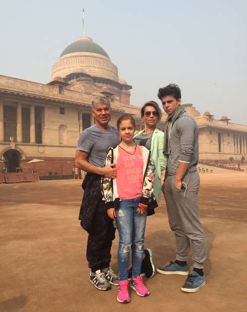 Олег и его супруга Марина обожают путешествия. И дети, восемнадцатилетний Филипп и двенадцатилетняя Марианна, с удовольствием разделяют это увлечение родителей