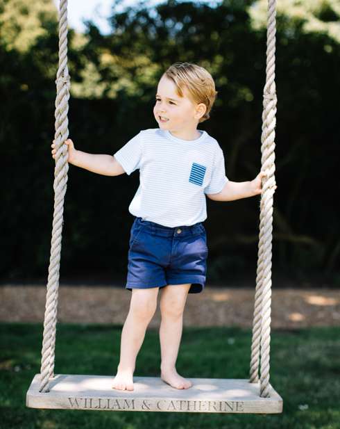 Фотосессию для маленького принца устроили возле дома королевской семьи в Норфолке