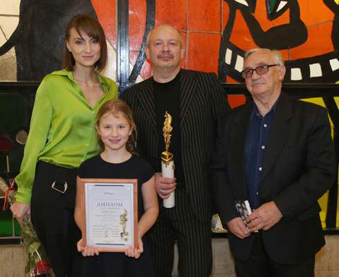 Дмитрия Марьянова пришла поддержать вся семья: жена, дочь и папа.