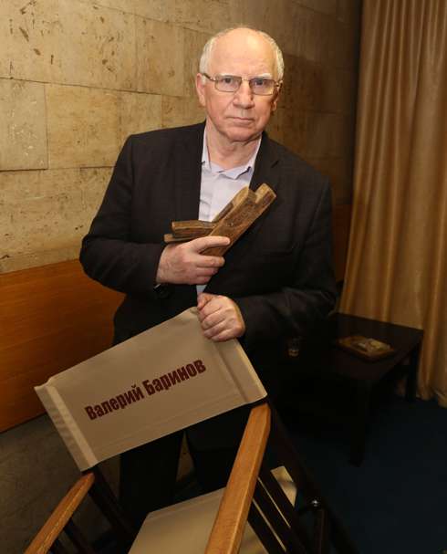 Валерию Баринову вручили настоящий рубанок