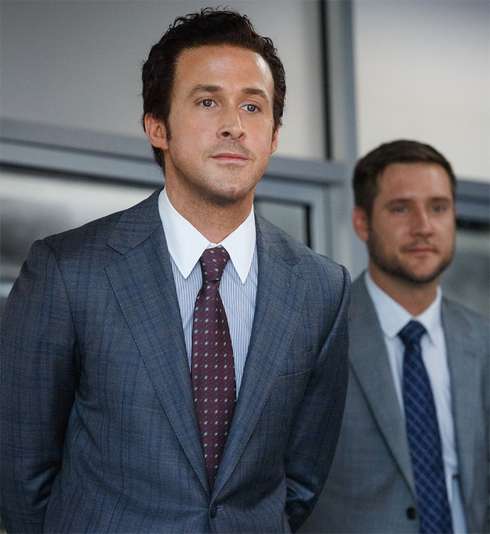 Для картины «Игра на понижение» блондину Гослингу пришлось перекраситься в жгучего брюнета. После этого, по словам самого актера, его начали постоянно путать с коллегой, актером Райаном Рейнолдсом Для картины «Игра на понижение» блондину Гослингу пришлось перекраситься в жгучего брюнета. После этого, по словам самого актера, его начали постоянно путать с коллегой, актером Райаном Рейнолдсом