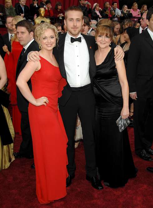 Райан вырос в женской семье (отец оставил их), и в каждом интервью благодарит мать и сестру за то, что все детство его окружали сильные женщины, научившие мальчика понимать противоположный пол Райан вырос в женской семье (отец оставил их), и в каждом интервью благодарит мать и сестру за то, что все детство его окружали сильные женщины, научившие мальчика понимать противоположный пол