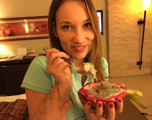 Екатерина, судя по всему, любит местные фрукты Екатерина, судя по всему, любит местные фрукты