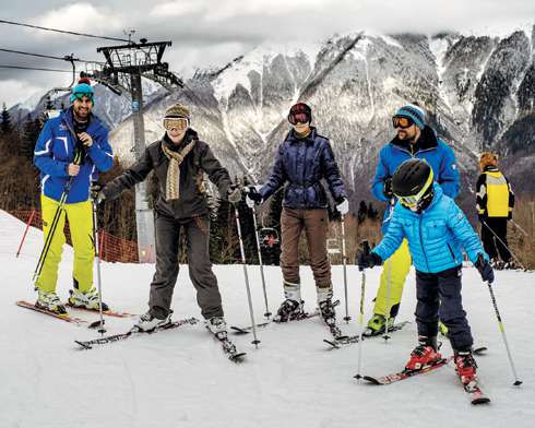 Под руководством инструктора Нонна Гришаева вместе с мужем Александром Нестеровым, дочерью Настей и сыном Ильей отправилась на склон
