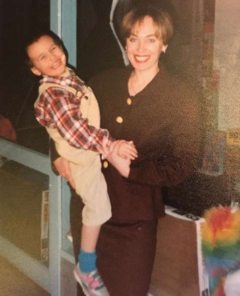 lara_guzya: “Сегодня мой сын первый раз попросил показать ему мои фотографии, нашли вот эту. 20лет назад. Оба удивились”