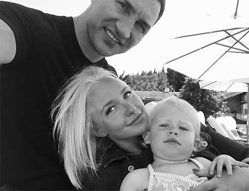 Хайден опровергла слухи о расставании с Владимиром, опубликовав снимок с ним и их дочерью Хайден опровергла слухи о расставании с Владимиром, опубликовав снимок с ним и их дочерью