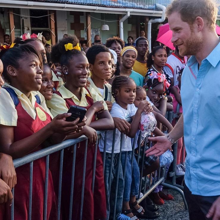 Во время поездки по Карибским островам принц Гарри встретился с местными жителями