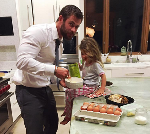 Дочь Криса Хемсворта не хочет иметь грудь