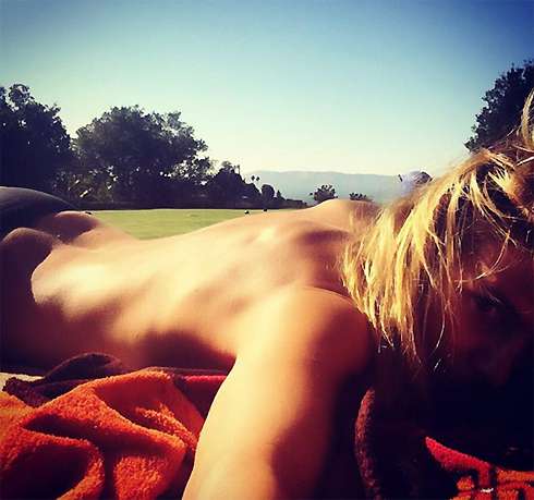 Хайди Клум загорает топлес