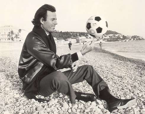 Хулио Иглесиас сделал удачную спортивную карьеру: в 17 лет он уже был голкипером юниорской сборной мадридского «Реала»