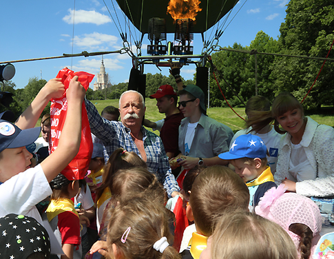 Леонид Якубович прилетел к детям на воздушном шаре