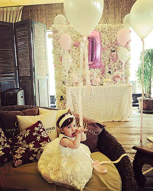 На свой первый день рождения Диана получила множество подарков, включая золотой кулон с бриллиантами На свой первый день рождения Диана получила множество подарков, включая золотой кулон с бриллиантами