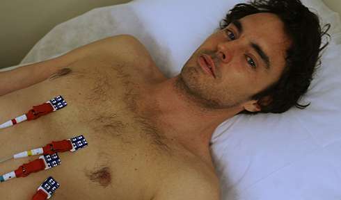 Главный герой фильма, режиссер и актер Дэймон Гамо, решается на эксперимент и начинает питаться исключительно обезжиренными и диетическими продуктами Главный герой фильма, режиссер и актер Дэймон Гамо, решается на эксперимент и начинает питаться исключительно обезжиренными и диетическими продуктами