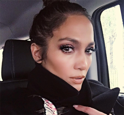 Дженнифер Лопес показала декольте