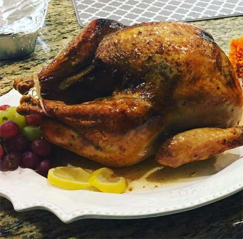 Артистка поделилась снимком индейки, приготовленной ее отцом