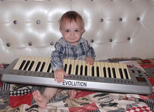 Ребенку подарили синтезатор и электрогитару