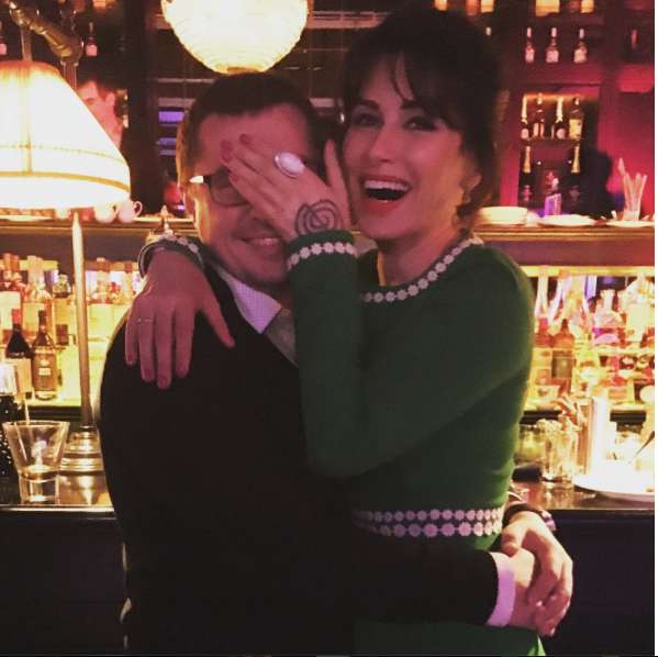 Обручальное кольцо на правой руке телеведущей появилось еще в конце прошлого года. При этом телеведущая тщательно скрывает своего любимого мужчину