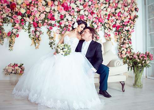 После трех лет брака Роза и Алексей снова облачились в свадебные наряды и получили множество положительных эмоций После трех лет брака Роза и Алексей снова облачились в свадебные наряды и получили множество положительных эмоций