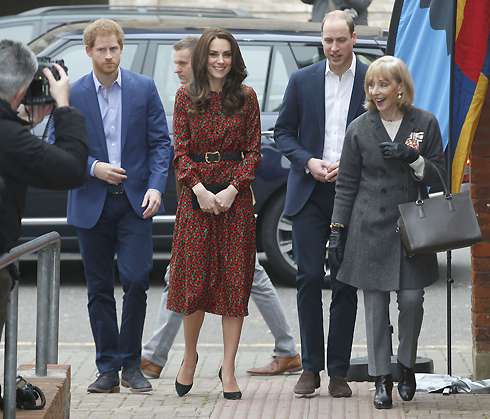 Принц Уильям и герцогиня Кейт с принцем Гарри