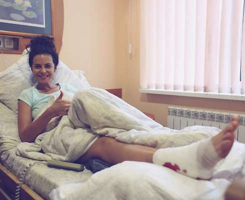 После неудачного прыжка с парашютом артистку срочно прооперировали