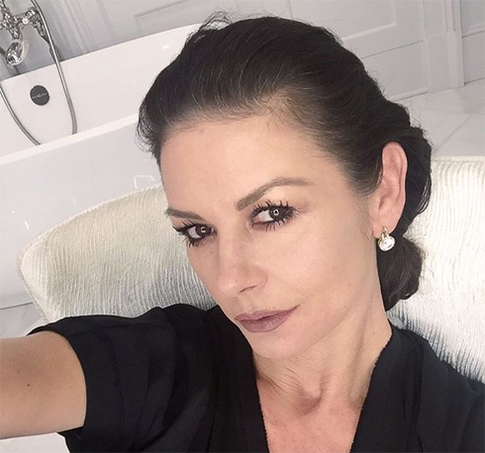 Кэтрин Зета-Джонс не стесняется сниматься в бикини в 47 лет