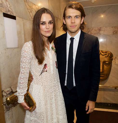 «Муж из тех личностей, что похожи на яркий источник света, все к ним тянутся. Я же из тех, кто сидит в темном углу. Объективно он гораздо лучше меня», - уверена Кира. С Джеймсом Райтоном «Муж из тех личностей, что похожи на яркий источник света, все к ним тянутся. Я же из тех, кто сидит в темном углу. Объективно он гораздо лучше меня», - уверена Кира. С Джеймсом Райтоном