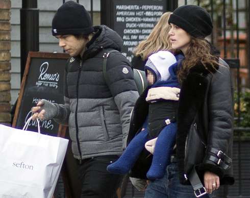 До замужества Кира скрывала свои романтические увлечения. С супругом Джеймсом Райтоном и дочерью Эди До замужества Кира скрывала свои романтические увлечения. С супругом Джеймсом Райтоном и дочерью Эди