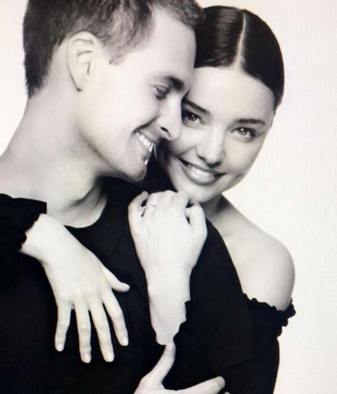 На этом снимке на руке Миранды Керр хорошо видно помолвочное кольцо, которое ей подарил Эван Шпигель